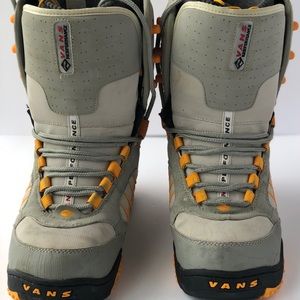 Snowboarding boots